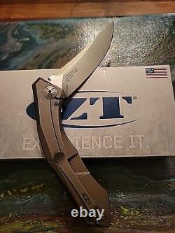 Couteau Zero Tolerance ZT 0462CF en fibre de carbone rouge twill avec anodisation marron personnalisée BWL