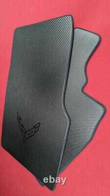 Tapis de sol en fibre de carbone authentique adaptés à la Corvette C-8. Motif 2×2 Twill 3k de la marque Toray.