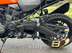 Traduisez ce titre en français: Harley Davidson Pan America 1250 2021+ Housse de bras oscillant en fibre de carbone sergé.